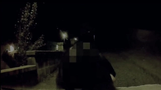 年轻的亚洲女孩在车里享受口交