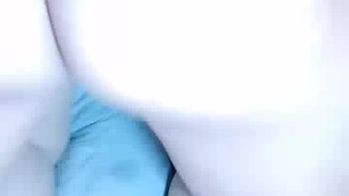 大学女生被她的继兄拉伸她紧绷的阴道