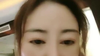 长发新人网红脸妹子，可爱衣服，白丝袜长腿，第一视角白虎穴自慰手指插穴