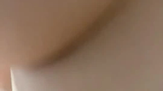 舞蹈协会老师人妻美少妇，韵味十足，抱着脑袋吸奶子，表情很享受，自摸骚逼，沙发上张开双腿操