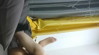这小骚货太贱了，居然喜欢炮友插她的菊花，不怕屎喷出来吗？屁眼都被操红了，看小贱货被狠操得酸爽的表情，真解气啊